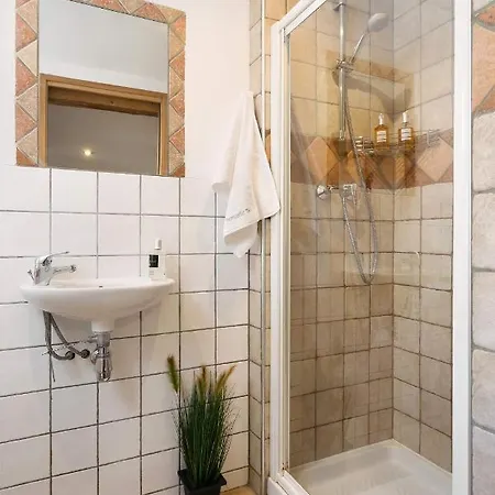 3 Bedrooms, Whole Floor, New Kitchen, Town Centre