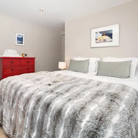 3 Bedrooms, Whole Floor, New Kitchen, Town Centre Appartement *