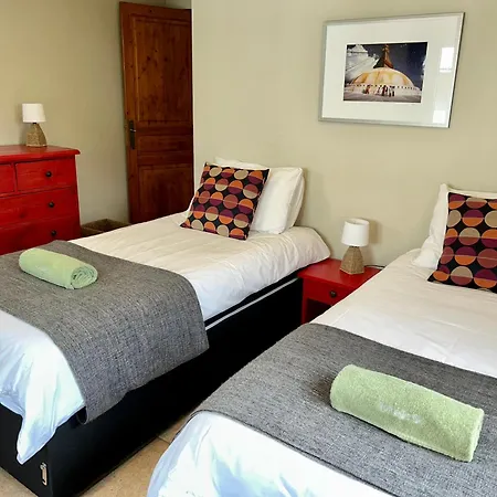 3 Bedrooms, Whole Floor, New Kitchen, Town Centre