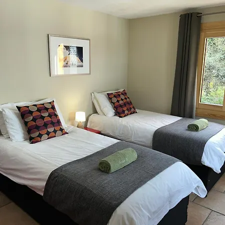 3 Bedrooms, Whole Floor, New Kitchen, Town Centre Apartmán