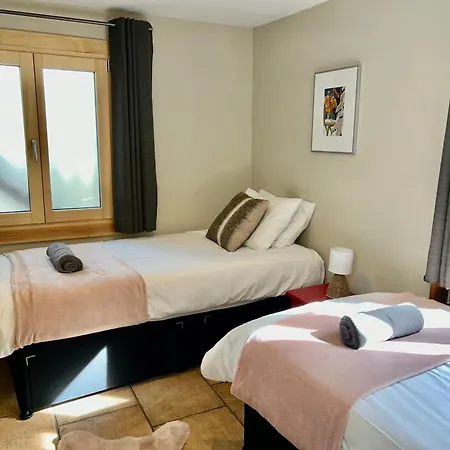 3 Bedrooms, Whole Floor, New Kitchen, Town Centre * Chamonix