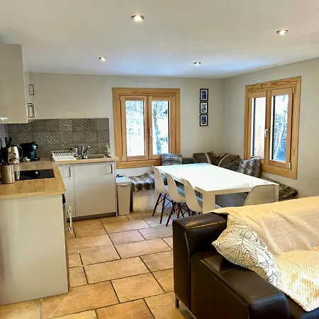 3 Bedrooms, Whole Floor, New Kitchen, Town Centre *
