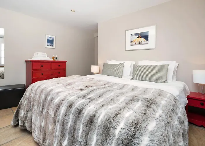 3 Bedrooms, Whole Floor, New Kitchen, Town Centre Apartment *