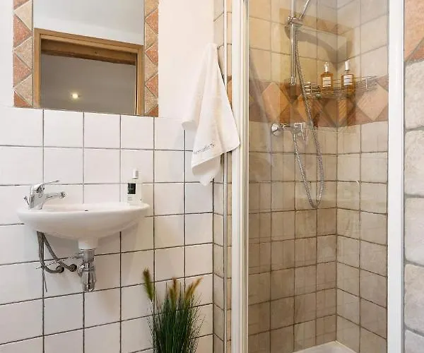 3 Bedrooms, Whole Floor, New Kitchen, Town Centre