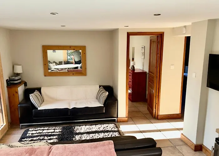 Apartment 3 Bedrooms, Whole Floor, New Kitchen, Town Centre *