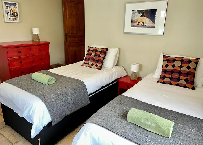 3 Bedrooms, Whole Floor, New Kitchen, Town Centre