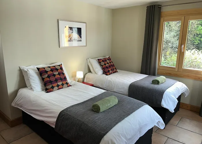 3 Bedrooms, Whole Floor, New Kitchen, Town Centre Apartment