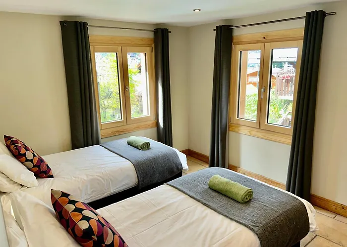 3 Bedrooms, Whole Floor, New Kitchen, Town Centre Apartment *