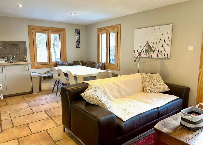 3 Bedrooms, Whole Floor, New Kitchen, Town Centre Apartment