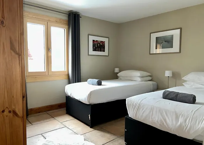 Apartment 3 Bedrooms, Whole Floor, New Kitchen, Town Centre